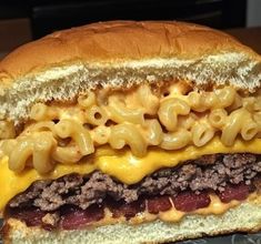 a cheeseburger with macaroni and cheese on it