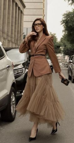 Brown Tulle Skirt, Satin Skirt Outfit, Tulle Skirts Outfit, Trendy Date Night Outfit, Tulle Skirt Dress, Tulle Skirt Black, Classy Outfits For Women, Business Outfits Women, Fashion And Beauty Tips