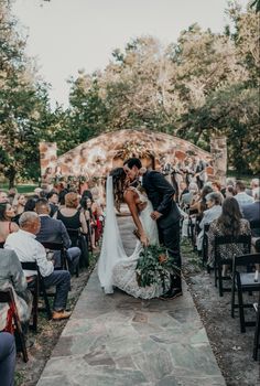 rustic wedding boho western kiss with bouquet ceremony Groom Fall Wedding, Wedding Photography Poses Bridal Party, Kiss Pose, Wedding Recessional, Wedding Photography Detail Shots, Wedding Party Poses, Wedding Photo List, Bride Groom Poses, Wedding Shot List