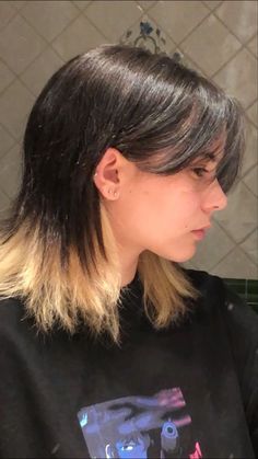 Bleach Dye Hair Ideas, Wolfcut Under Dye, Egirl Haircut, Short Bleached Hair Ideas, Blonde Underlights, Hot Mullet, Hair Inspo Color Short, Wolfcut Short, Bleached Hair With Dark Roots