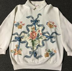 Vtg 90s EZL Floral Bow Tie collared Sweatshirt In sz. Large in white. Made in the USA. Some spotting/wear as pictured. Tagged one size fits all but measures like a large. See pictures for condition. Pit to pit- 23 1/2 inches Length- 26 inches ******PLEASE MAKE SURE YOU READ AND UNDERSTAND THESE GUIDELINES****** ALL SALES FINAL so understand what you are purchasing. The pictures in this listing and the description are all part of the item description so make sure you have examined all measurement Oversized Vintage Sweatshirt For Spring, Vintage Graphic Print Sweatshirt For Spring, Oversized Vintage Spring Sweatshirt, 90s Cotton Sweater With Graphic Print, Vintage Sweatshirt 80s, 80s Grandma Sweater, 90s Cotton Graphic Print Sweatshirt, 80s Sweatshirt, Vintage Cat Sweatshirt