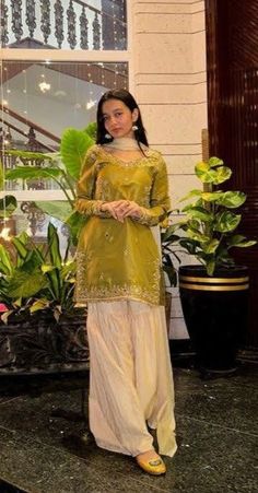 Semi Indian Outfits, Shadi Outfits Pakistani, Sistrology Dress Design, Rabia Faisal Dresses, Mehndi Outfit Simple, Holud Dress Ideas, Mayun Dresses Pakistani, Mehandi Outfits Bridesmaid, Holud Outfit