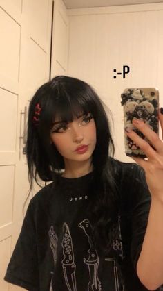 Black Hair Makeup Looks, E-girl Makeup Aesthetic, Emma Langevin Outfits, Alt Woman, Goth Selfie, Geunge Girl Makeup, E Girl Makeup Grunge, Black Hair Costume Ideas, Cute Bangs Hairstyles