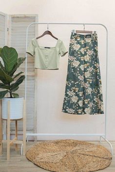 Flat Lay Ideas For Clothes, Ukay Ukay Photoshoot Ideas Background, How To Take Product Photos Clothes, Indoor Clothing Photoshoot Ideas, Product Shoot Ideas Clothing At Home, Bazar Photoshoot, Ukay Ukay Photoshoot Ideas, Clothing Advertising Ideas, Flat Lay Photography Clothing