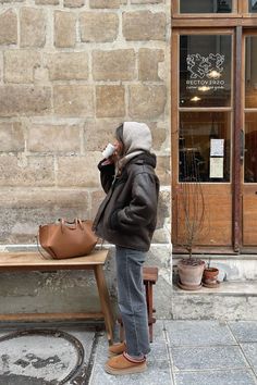 Credit: Capucinerqrrlt #winteroutfit #outfitinspo Copenhagen Winter Style 2024, Copenhagen Fits, Ugg Aesthetic, Neutral Winter Outfit, Nyc Winter Outfits, Slippers Outfit, Oversized Sweater Outfit, Fashion Trend Forecast