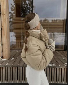 winter, fit, outfit, aesthetic, nude, puffer, jacket, coat, ootd, trendy, cream, neutral, cold, fashion, snowy, style, cozy, looks, seasonal, attire, street, ideas, inspo, ski, holiday Christmas Market Outfits For Women, Snow Headband, Canada Aesthetic, Apres Ski Outfit, Snow Fits, Iceland Trip, Editing Tricks