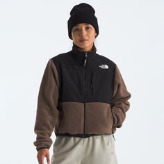 Wondering what to wear for laid-back days on the trails or cozy weekends at the cabin? The women's The North Face Retro Denali jacket gives you the perfect combo of throwback style and cozy comfort. North Face Fleece Outfit Woman, Fleece Outfit Women, North Face Fleece Outfit, Travel Jacket Women, Camping Fits, Hoodie And Jacket, Winter Addition, Fleece Outfit, Jacket Outfit Women