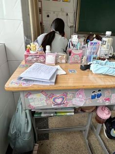 Korean Study Room, China High School, Studying Motivation, Classroom Desk, Study Desk Decor, 일본 패션, School Desk, School Desks, Hello Kitty Sanrio