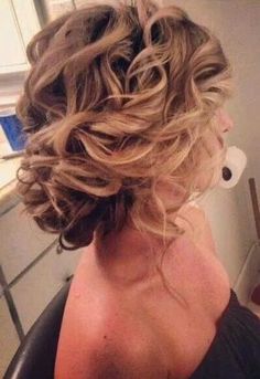 Messy off center curled bun! Soft Updo, Prom Hairstyle, Wedding Updos, Wedding Simple, Romantic Wedding Hair, Romantic Hairstyles, Hairstyles Updo, Popular Haircuts, Updo Hairstyles