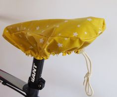 a close up of a bike seat cover on the handlebars and backrest