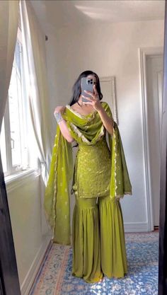 Mehendi Outfit, Sharara Designs, Haldi Outfits, Function Dresses, Mehendi Outfits, Wall Decoration Ideas