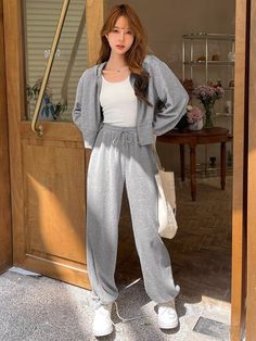 Airport Fashion For Women, Gray Zip Up Hoodie Outfit, Grey Sweatpants Outfit Women, Gray Hoodie Outfit, Gray Sweatpants Outfit, Joggers Outfit Women, Korea Outfit, Comfy Airport Outfit, Jogger Outfit