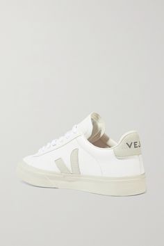 Greece Wardrobe, Colder Outfits, Bangs Inspo, Dressy Sneakers, Best White Sneakers, Styling Clothes, Travel Sneakers, Shoe Room, Veja Shoes