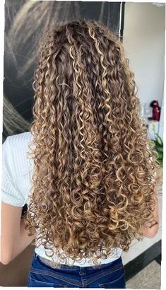 Check out these 25 Vibrant Curly Hair Color Ideas for a Stunning Makeover! From natural curly hair cuts to highlights curly hair, we\'ve got all the inspiration you need. Explore beautiful colored curly hair, from auburn brown hair curly to curly hair chestnut brown. Whether you\'re looking for dyed curly hair or classic brown curly hair, these curly hair photos will inspire your next transformation. Get ready for a bold, beautiful change! Spiral Perm Long Hair, Blonde Highlights Curly Hair, Curly Highlights, Balayage Blond