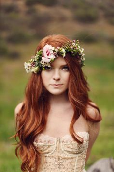 Haar // wunderhübsch / Blumenkranz / Rot Best Red Hair Dye, Dyed Red Hair, Hippie Hair, Hair Envy, 50 Shades