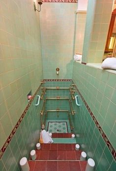 Tub Bathroom Ideas, Retro Bathrooms, Cabinet Remodel, Deco Bathroom, Vintage Bathrooms, Vintage Tile, Cool Rooms, Dream Home Design, Bathroom Interior Design