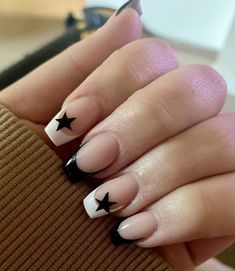 Nail Art Ideas Coffin Shape, Star Grunge Nails, Nail Designs Y2k Grunge, Black Nails Star Design, Nail Inspo 10-12, Short Nails For Cheerleaders, Nail Ideas Acrylic Grunge, Cute Nail Designs Black And White, Grunge Square Nails