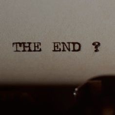 an old typewriter with the word the end written on it