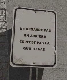 a sign on the side of a building that says no regarade pass en arrer ce nest pas la que tu vas