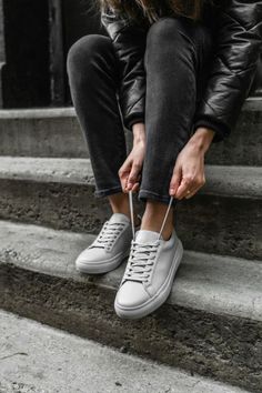 Women's Street Style #womensstyle #greyleathersneakers #comfortablesneakers #summerstyle Upcycled Leather, Sustainable Packaging, Comfortable Sneakers, Grey Leather, Street Style Women, Leather Sneakers, Italian Leather