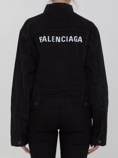 This denim jacket in black cotton has a crinkled and faded effect, with the Balenciaga logo printed on the back in a reflective design. It also has a classic collar, front button closure, two buttoned flap pockets on the chest, and two side welt pockets. The cuffs are also buttoned. Small fit. Size nationality: US Denim Logo print Classic collar Front button closure Side pockets Buttoned cuffs Product code: 790869TQW541071 Composition: 100% cotton Balenciaga Denim Jacket, Denim Crop Jacket, Tom Ford Handbags, Rick Owens Jacket, Balenciaga Logo, Zegna Shoes, Italian Outfits, Balenciaga Shoes, Versace Belt