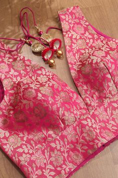 Pink Banarasi Silk Tanchui Jamawar Meenakari Blouse Yellow Blouse Design, Pink Bridal Blouse, Blouse Desine, Neck Ideas, Pink Saree Blouse, Saree Jacket, Pink Blouse Designs, Sleeveless Blouse Designs, Boat Neck Blouse Design