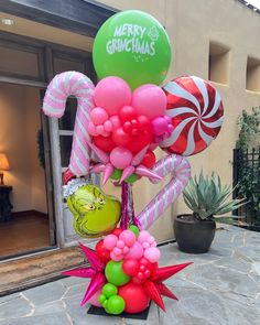 a bunch of balloons that are on top of a table in front of a building