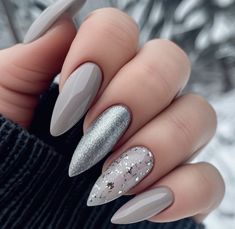 Grey Winter Nail Designs, Nail Inspo Glitter, Grey Nails Ideas, Fall Toe Nails, Latest Nail Designs, Fall Gel Nails, Gray Nails, Pretty Nail Art, Nails Desing