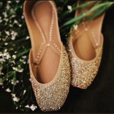 Best Juti for traditional attire - Candy Crow Indian Wedding Shoes, Bridal Footwear, Jimmy Choo Wedding Shoes, Shoes Fashion Photography, Indian Shoes, Jimmy Choo Boots, Fun Wedding Shoes, Punjabi Jutti, Fashion Shoes Sandals