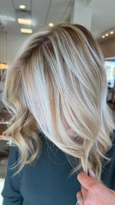 Blonde With Tap Root, Full Head Blonde Highlights With Root Smudge, Balayage To The Root, Blonde With Depth Highlights, Faded Root Blonde Hair, Blonde Hair With Blonde Lowlights, Root Tap On Blonde Hair, Root Blend Blonde Highlights, Lower Maintenance Blonde