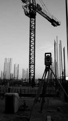 a crane that is sitting on top of a construction site with lots of steel bars in the background