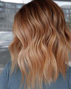 Strawberry Blonde Hair Color Ideas, Trendy We Fryzurach, Strawberry Blonde Hair Color, Blond Balayage, Brunette Balayage, Curly Short, Blonde Hair Color Ideas, Balayage Blonde, Strawberry Blonde Hair