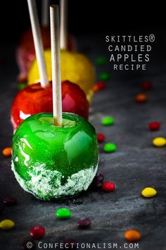 there are many candy apples that have been made to look like they're dipped in green