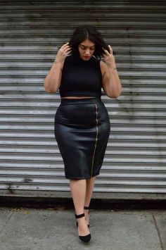 A quilted leather pencil skirt. | 15 Style Tips From Nadia Aboulhosn, Your New Fashion Inspiration Nadia Aboulhosn, Skirt Diy, Wear Crop Top, Dress Sweater, Hip Hop Outfits, Leather Pencil Skirt, Plus Size Beauty, Plus Size Models, Moda Plus