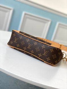 For Fall-Winter 2020, Louis Vuitton introduces the new Odéon MM bag, a stylish and functional shoulder bag. Reinforced leather corners and Monogram canvas give this practical bag a retro charm. An adjustable leather strap allows shoulder or cross-body carry. The two zip pulls enable easy opening and closing, for quick access to belongings inside. Detailed Features 31 x 27 x 11 cm / 12.2 x 10.6 x 4.3 inches (Length x height x width ) Aged Natural Leather Monogram coated canvas Semi-aged, vegetabl Louis Vuitton Odeon, Pm Monogram, Louis Vuitton Crossbody, Practical Bag, Sierra Leone, Natural Leather, Monogram Canvas, Cowhide Leather, Bottega Veneta