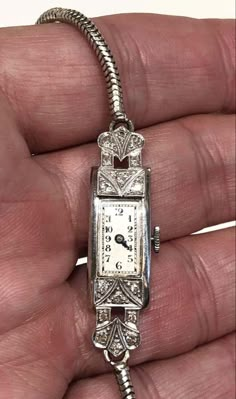 Art Deco Clothes, Art Deco Aesthetic Outfit, Silver Vintage Watch, Art Deco Outfit, Art Deco Necklaces, Art Deco Jewelry 1920s, Art Deco Accessories, Rectangular Face, Stile Blair Waldorf