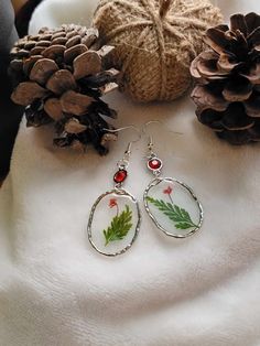 This is a delicate silver framed earring that has a very handcrafted look. These frames are also super light weight on the ears. Inside are green pressed leaves with a single pressed red flower. Homemade Christmas Jewelry, Christmas Gift Homemade, Gift Homemade, Xmas Gifts For Her, Pressed Leaves, Earrings Resin, Girlfriend Birthday, Earrings Christmas, Homemade Jewelry