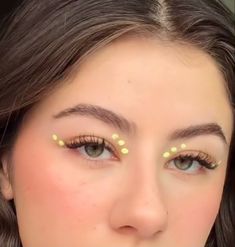 Pinata Makeup Ideas, Dots Eye Makeup, Dot Eye Makeup, Artistic Eye Makeup, Yellow Eyeliner, Makeup Ojos, Yellow Makeup, Aesthetic Yellow, Neon Makeup