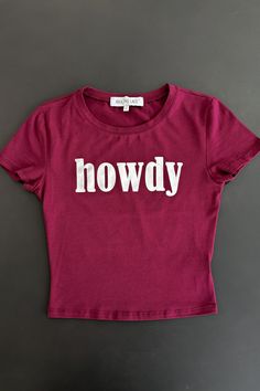 Our #1 selling Howdy tank just became a TEE!! Make sure you not only grab the cutest Howdy tank but now have to get the TEE! Fitted short sleeve cropped babydoll tee Material is Cotton Hang to dry Model is wearing a small SHOP THE LOOK Small Medium Large Length 17" 18" 19" Bust 13.5" 14.5" 15.5" Crop Top Western, Western Concert Outfit, Wedding Guest Romper, Custom Tee Shirt, Babydoll Tee, Girls Weekend Gifts, Party Bottoms, T Shirt Crop Top, Custom Tee Shirts