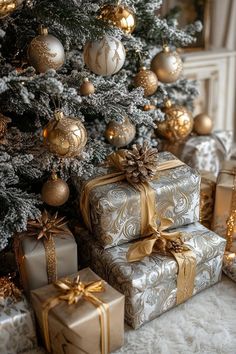 Silver And Gold Christmas Aesthetic, Chocolate Christmas Decor, Lux Christmas Decor, Luxurious Christmas Decor, Golden Christmas Decorations, Christmas Gold Decorations, Luxury Christmas Aesthetic, Gold Christmas Aesthetic, Christmas Tree Elegant