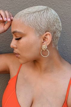 Short Dyed Blonde Hair, Twa Hairstyles Growing Out, Big Chop Hairstyles 4c Hair Round Face, Buzz Cut Black Women, Dyed Short Hair, Pixie Buzz Cut, Ways To Style Short Hair, Bald Baddie