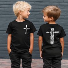 Nuestra Camiseta Infantil Juan 3:16 combina estilo y significado con un diseño único. Lleva una pequeña cruz en el pecho izquierdo y el versículo completo de Juan 3:16 en la espalda, añadiendo un toque especial y sutil que resalta su mensaje. Confeccionada en algodón suave, esta camiseta es perfecta para el uso diario o para ocasiones especiales. Disponible en varios colores para que cada niño elija su favorito. Ideal como regalo significativo para cualquier momento. Por Qué Te Encantará: *Tejid Kids Tops, Gender Neutral, Kids Outfits, Tops & Tees, Top Outfits, Clothes, Black