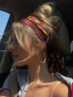 Silk Hair Bandana, Cute Work Updos For Long Hair, Serena Van Der Woodsen Hair Scarf, Hair Styles Head Band, Hair Scarf With Bangs, Shorter Hair Updos, Head Scarf Hairstyles, Boho Hair Styles, Hairstyles For Blondes