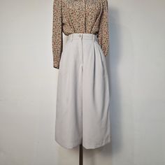 In perfect condition and with a beautiful ice off white fabric this divided skirt with pleat on front and  high Waist. Good for spring season, the fabric is pleasant not heavy but Lined. 1940s style but theuy came from 1980s good quality Culottes.  Measure Waist cm 64 Total lenght cm 82 High-waisted Pleated Culottes For Summer, Spring Pleated Wide Leg Culottes, Spring Wide Leg Pleated Culottes, Knee-length Bottoms With Accordion Pleats For Summer, Summer Knee-length Bottoms With Accordion Pleats, Spring Wide-leg Lined Culottes, Spring Wide-leg Culottes With Lined Skirt, Beige Accordion Pleated Bottoms For Spring, Spring Wide Leg Culottes With Lined Skirt