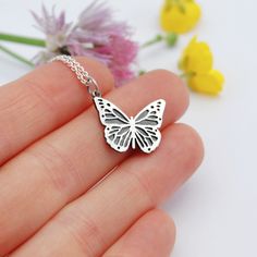 "Voici un pendentif monarque en argent sterling minuscule et détaillé. Ce charme est oxydé et poli pour créer du contraste et de la profondeur. Suspendu en diagonale sur une chaîne de 18 pouces. 1/2\"de haut X presque 3/4 » de large. Illustré dans une finition polie mais peut être brossé si vous préférez." Silver Butterfly Necklace With Butterfly Clasp, Sterling Silver Jewelry With Butterfly Clasp, Silver Sterling Silver Jewelry With Butterfly Clasp, White Gold Necklace With Butterfly Charm In Sterling Silver, White Gold Necklace With Butterfly Charm, White Gold Sterling Silver Necklace With Butterfly Charm, Silver Sterling Butterfly Necklace With Butterfly Clasp, Silver Sterling Butterfly Necklace, Sterling Silver Butterfly Necklace In White Gold