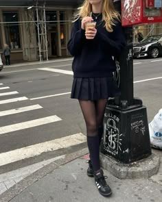 Black Pleated Skirt Outfit, Brandy Melville Outfits, Sixth Form Outfits, Pleated Skirt Outfit, Tennis Skirt Outfit, Skirt Outfits Fall, Estilo Indie, Sixth Form