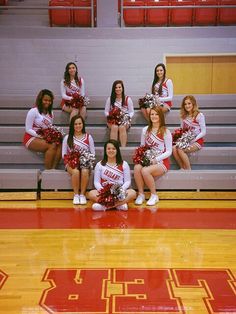 the cheerleaders are posing for a photo