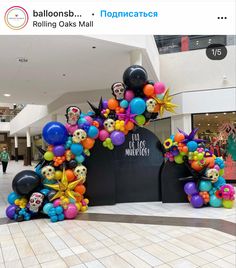 a bunch of balloons that are in the shape of a arch with skulls on it