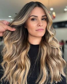 Ailton Araujo ✨ on Instagram: "#loirosperfeitos #joicobrasil #blondehair #wellaprofessional #análiafranco #tatuapemooca #trusshair #lorealprofessionnel #loirosbh #loirossaudaveis #castanhosiluminados🌰🍯🍂🍯🌰🍂 #cadveuprofissional #lourosperfeitos" Face Framing Hair, Rambut Brunette, Truss Hair, Hair Color Streaks, Gorgeous Hair Color, Brown Hair With Blonde Highlights, Beautiful Hair Color, Brown Hair Balayage, Ombré Hair