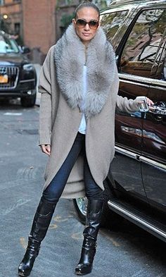 Jennifer Lopez in a large fur collar cardigan with jeans and knee-high boots...Im Sooo in LOVE with this coat! Jlo Fashion, Cardigan With Jeans, Fur Outfit, Chique Outfits, Fur Fashion, Ivory Lace, Mode Inspiration, Winter Looks, Fur Collar